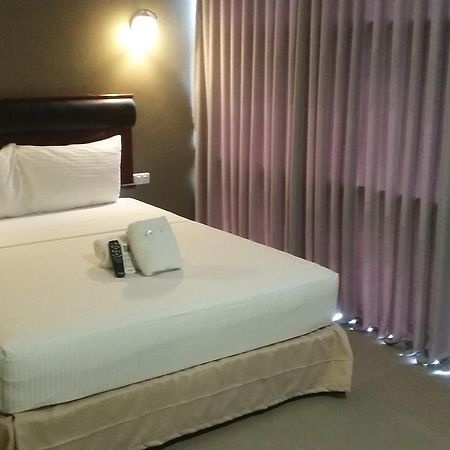 Win Hotel & Casino Talisay  Bagian luar foto