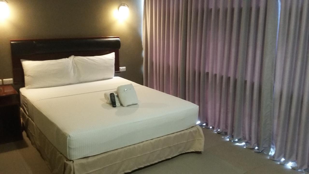 Win Hotel & Casino Talisay  Bagian luar foto